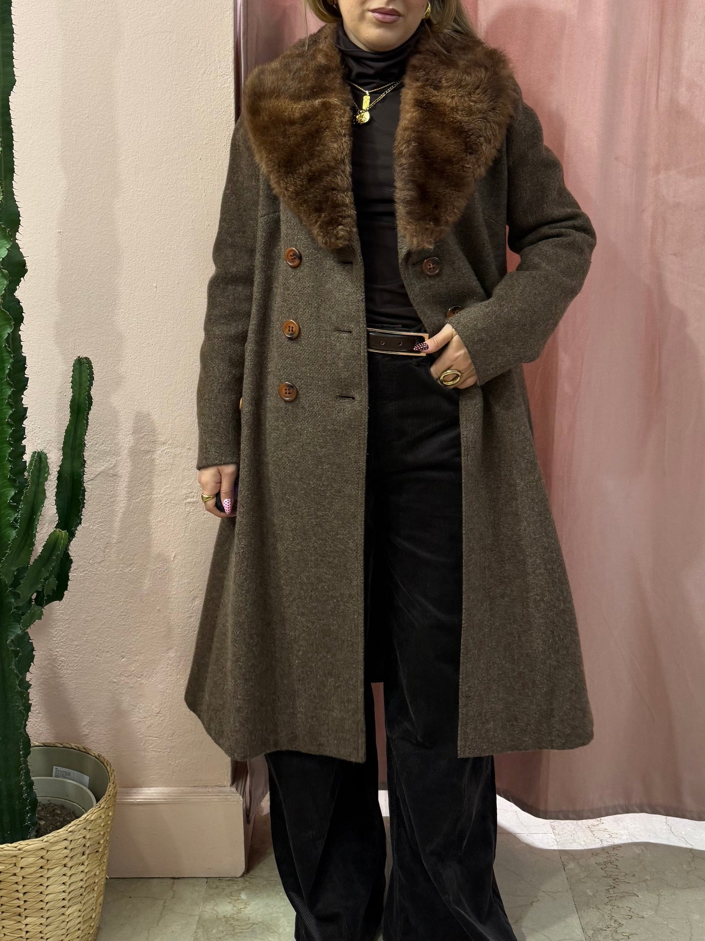 Maxi cappotto in lana con collo in pelliccia sintetica