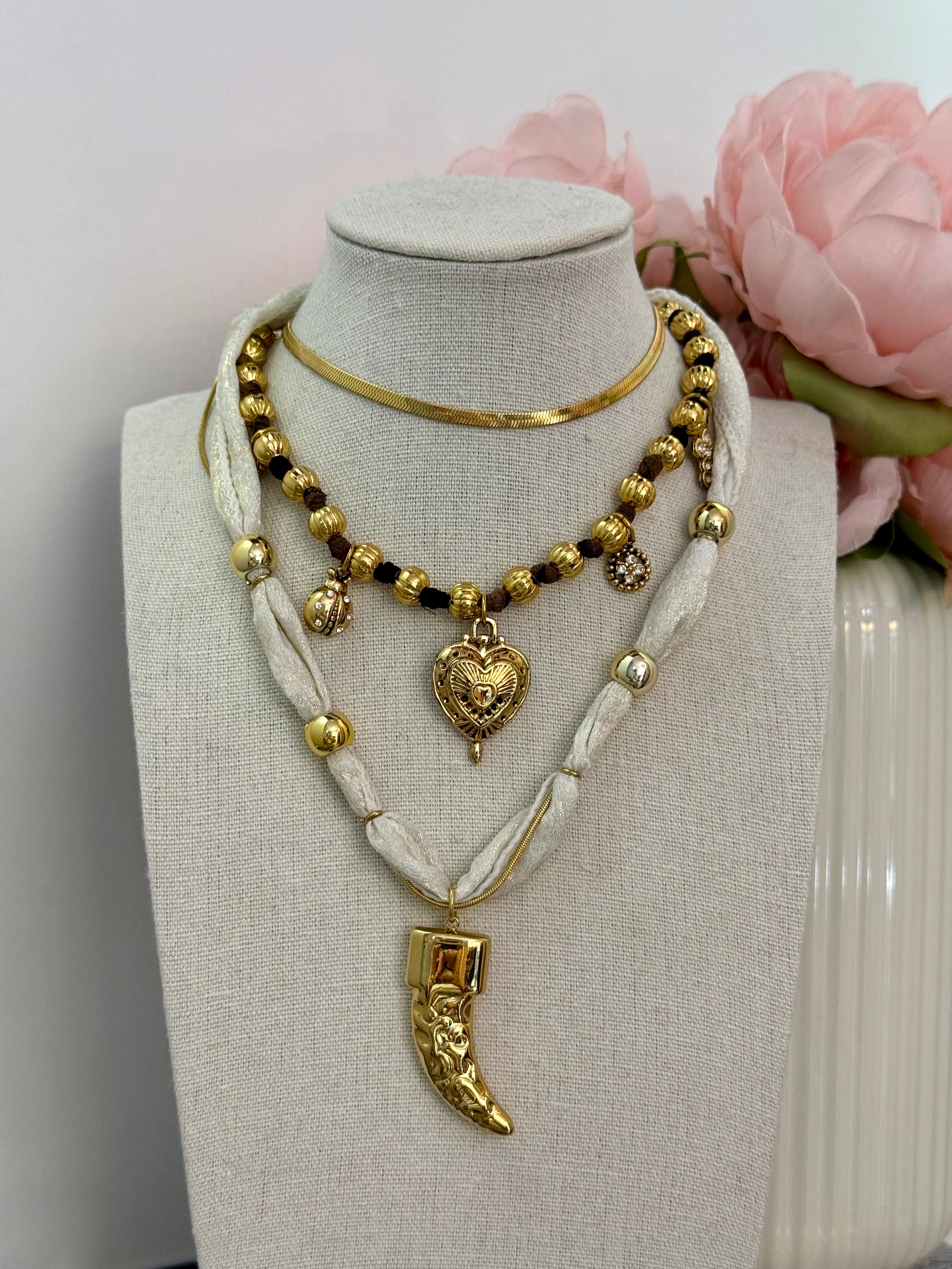 Collana con corno in tessuto