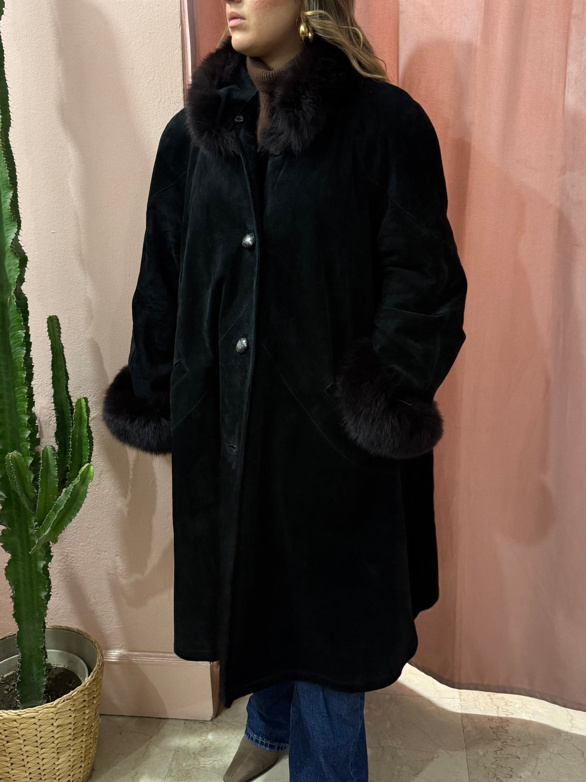 Cappotto in vera pelle nero con dettagli in volpe
