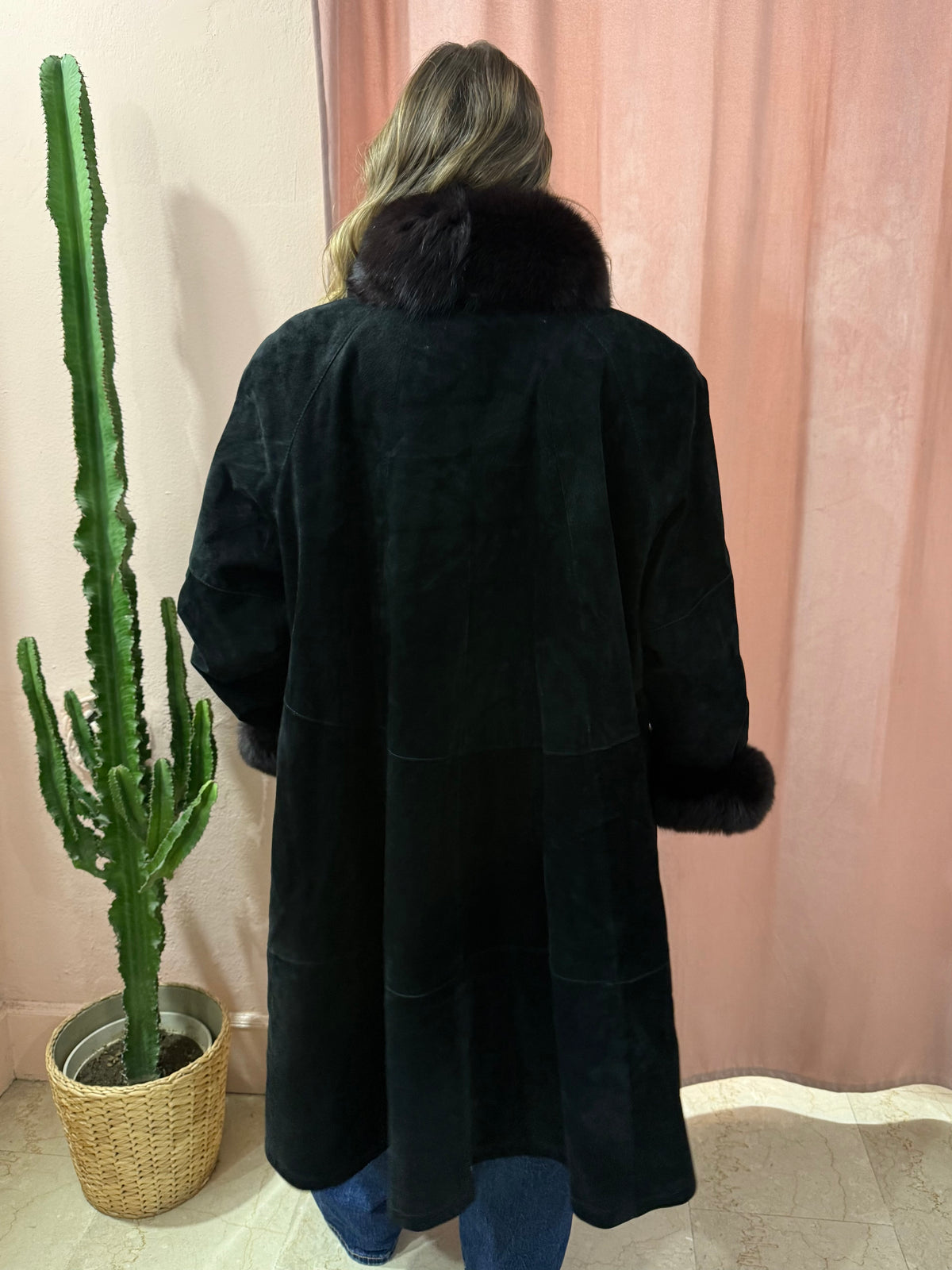 Cappotto in vera pelle nero con dettagli in volpe