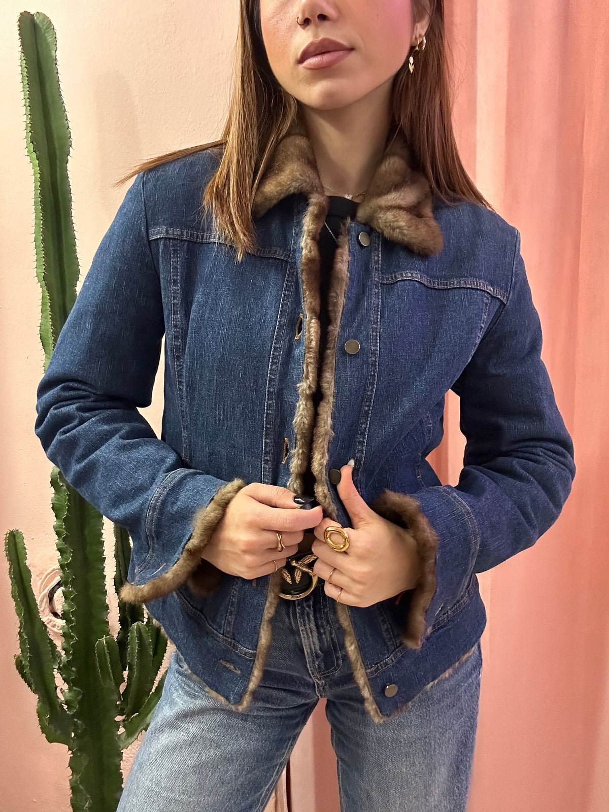 Giacca in denim con inserti in pelo